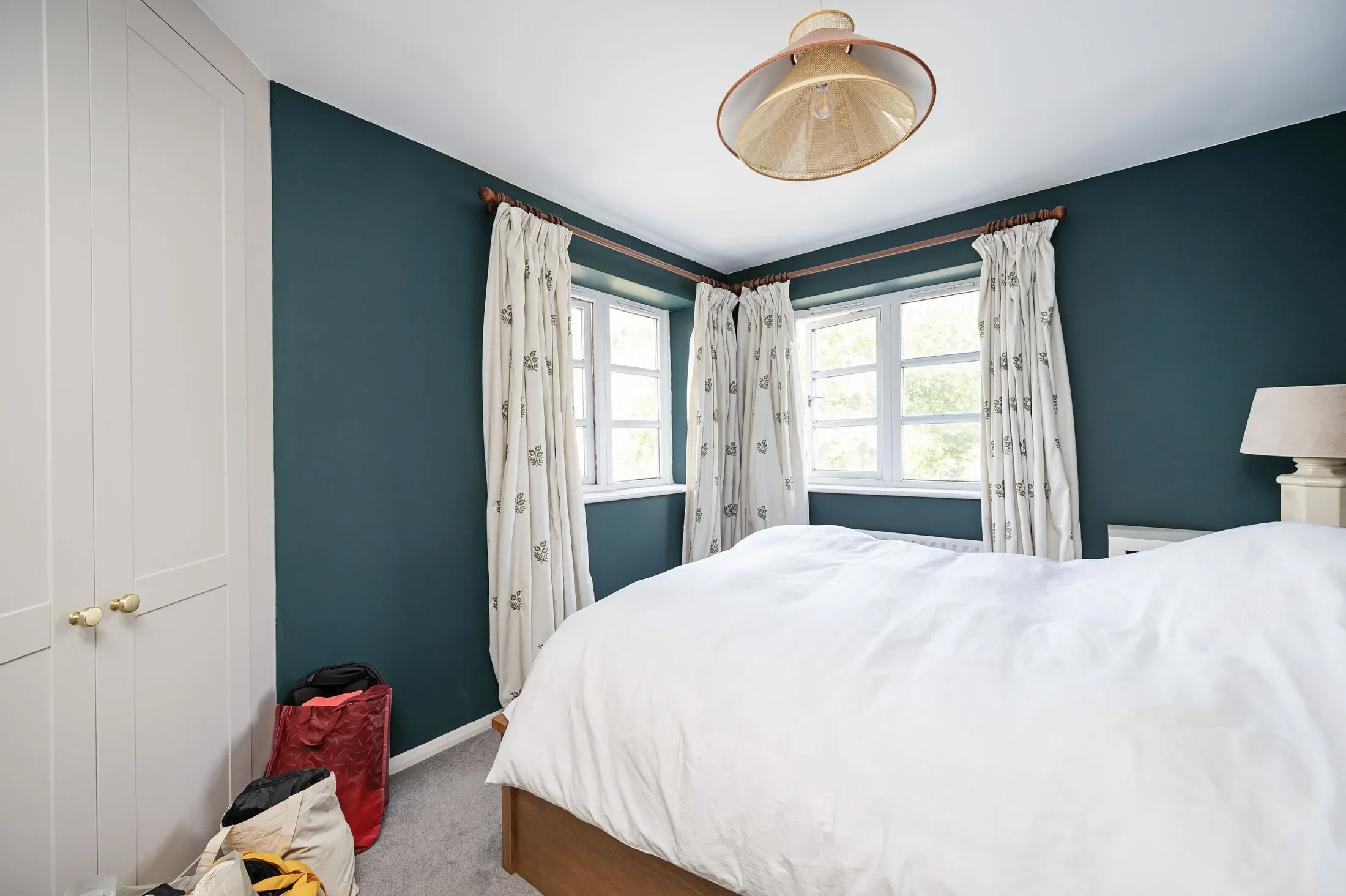 Flat Birdsfield Lane in Greater London