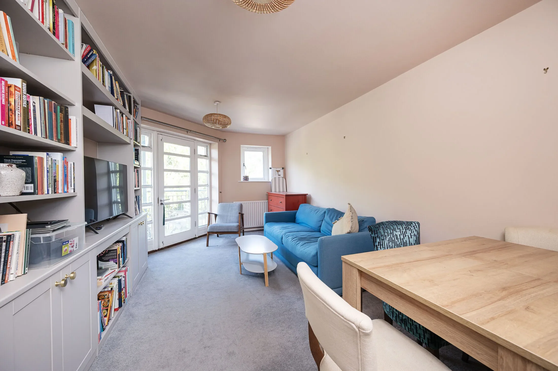Flat Birdsfield Lane in Greater London