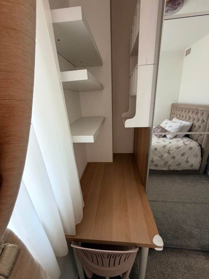 Flat Lampeter Square in Greater London