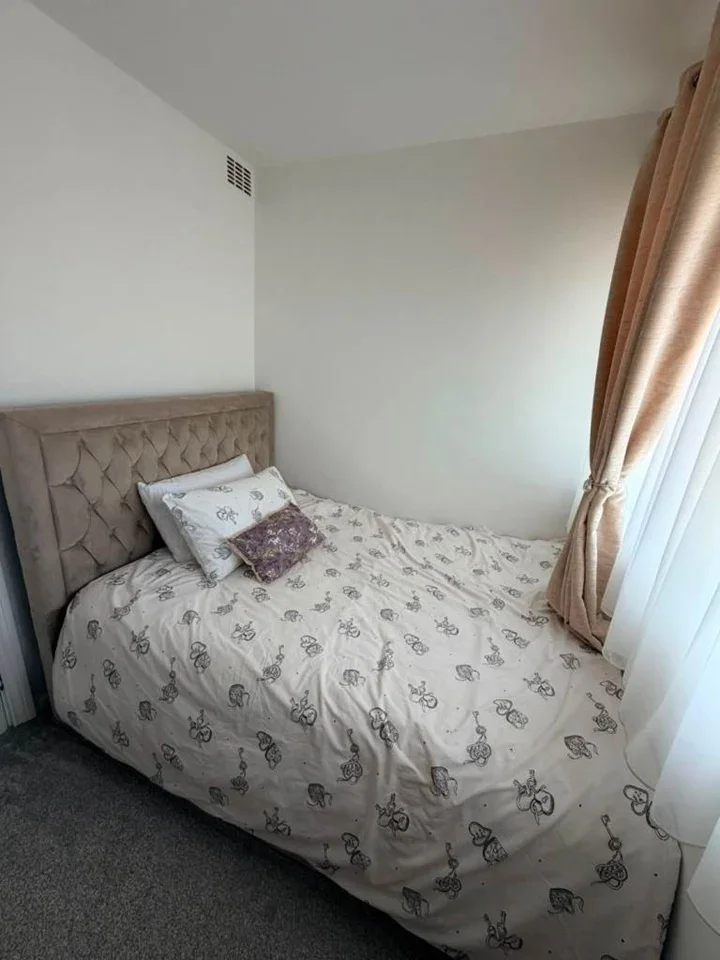 Flat Lampeter Square in Greater London
