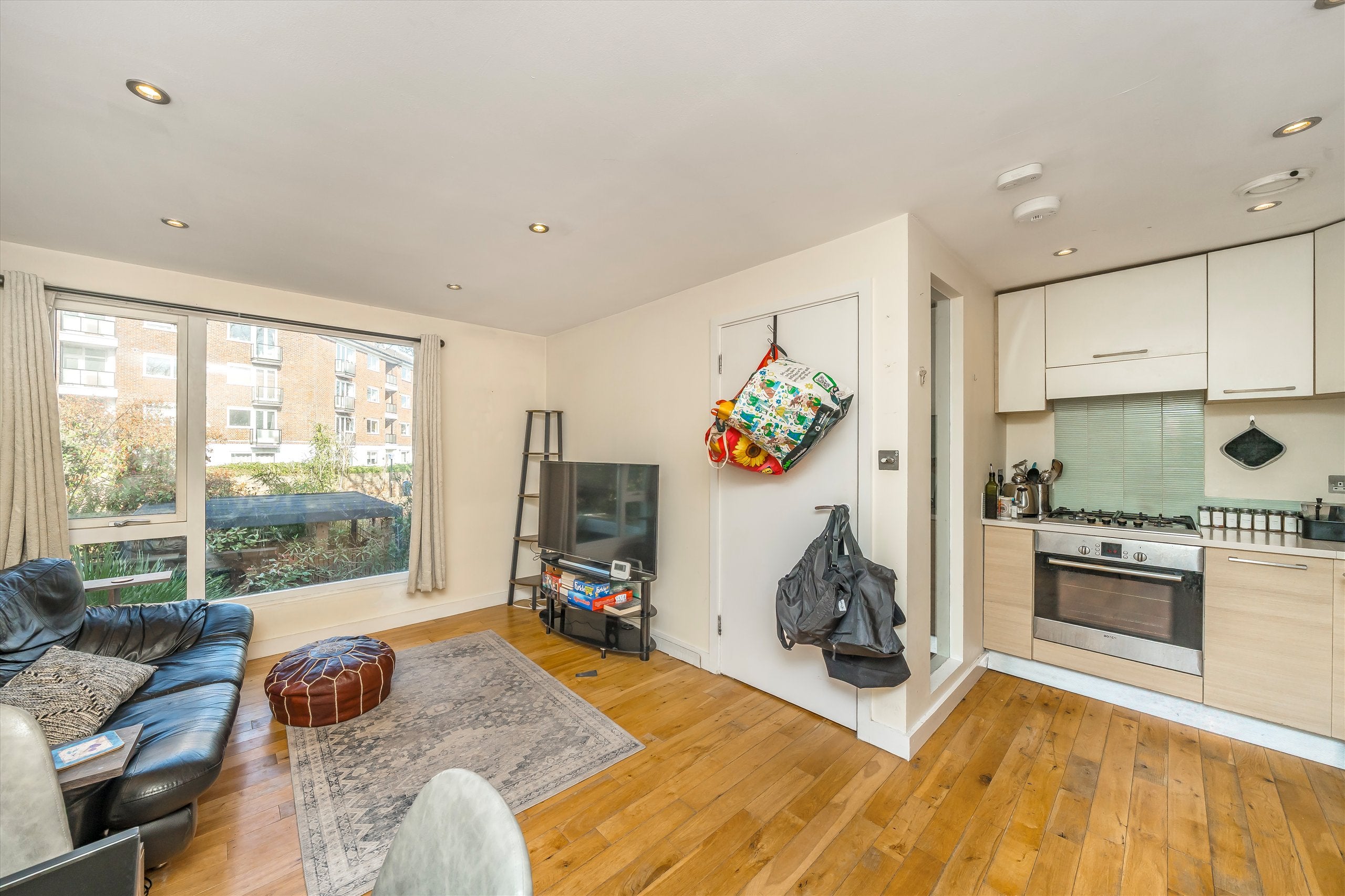 Flat Augustus Road in Greater London