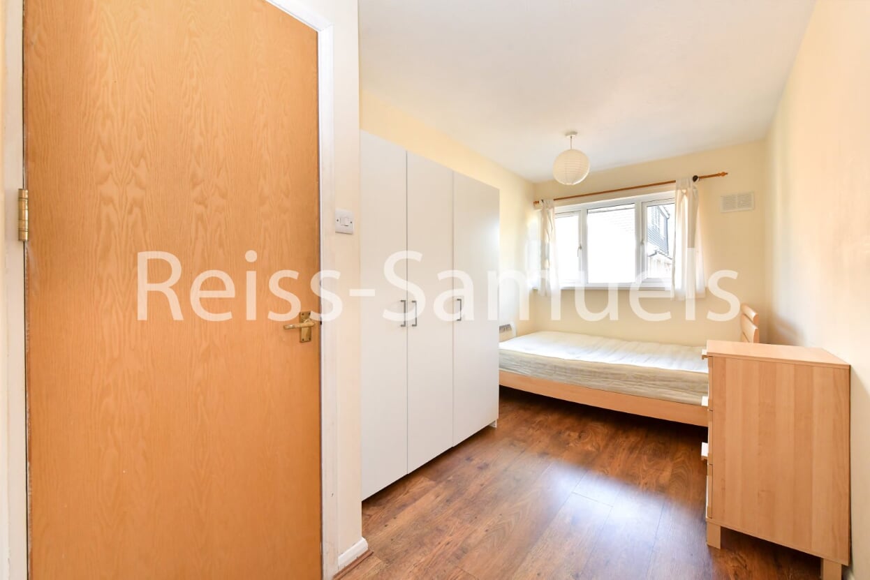 Flat Ambassador Square in Greater London