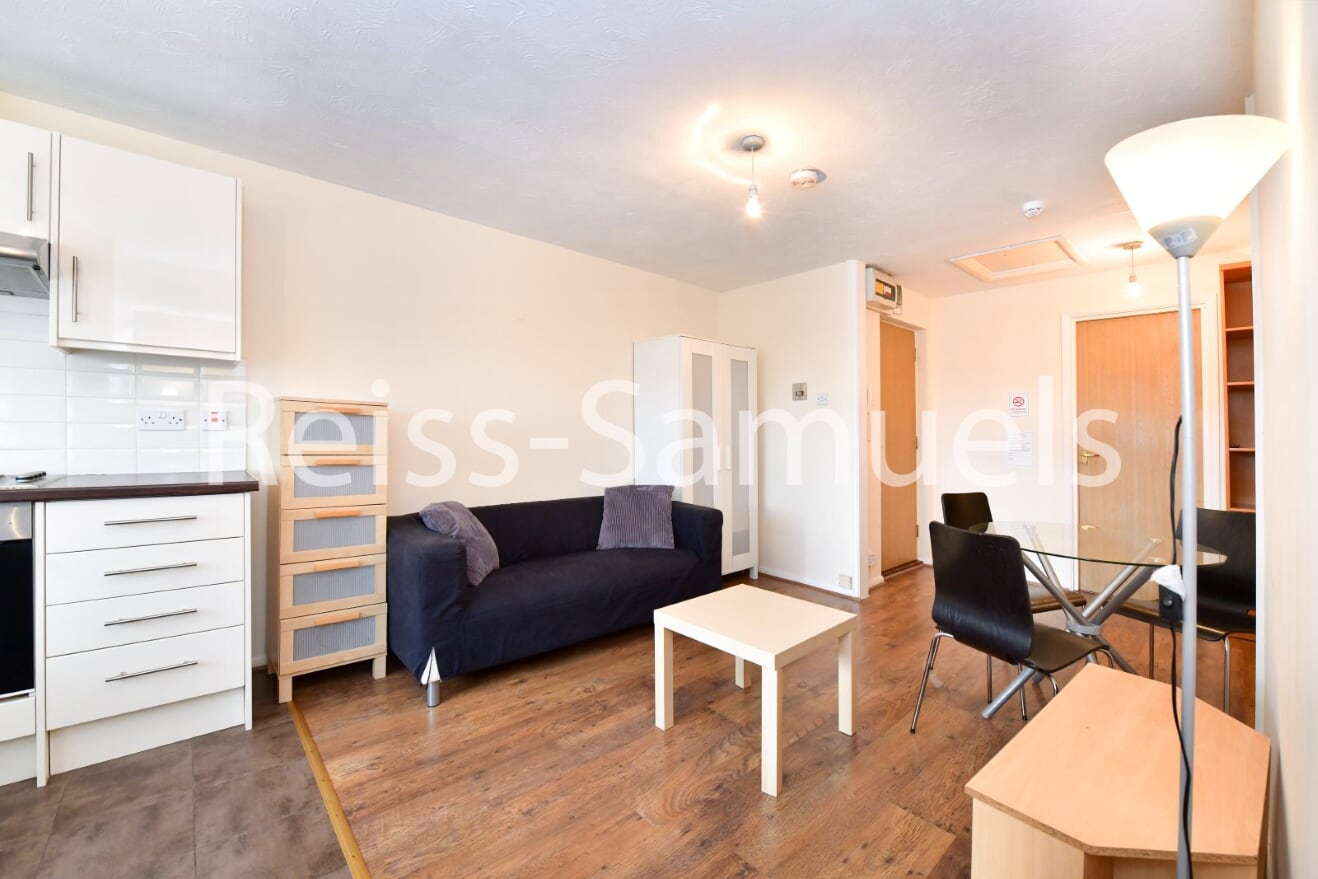 Flat Ambassador Square in Greater London