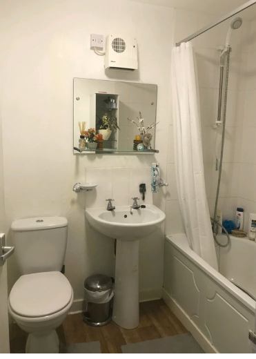 Room Calder Crescent in City of Edinburgh