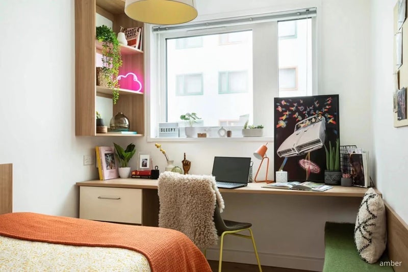 Room Watermead Way in Greater London