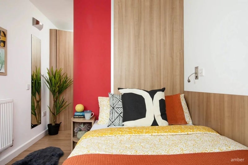 Room Watermead Way in Greater London