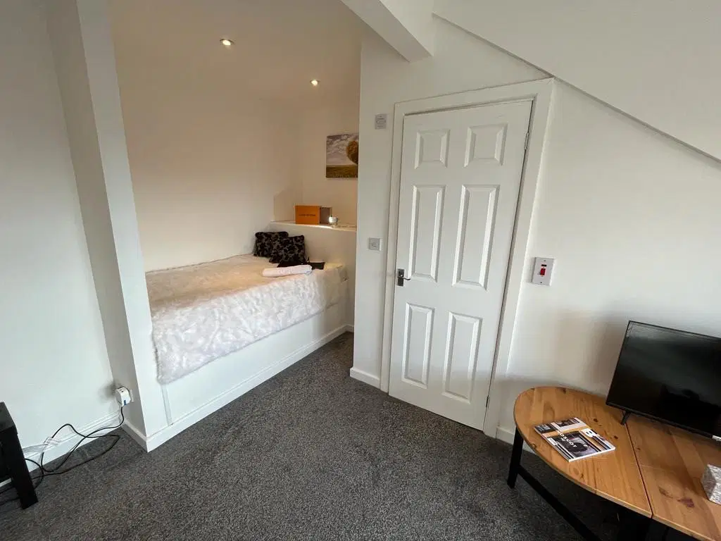 Room Austhorpe Road in Leeds