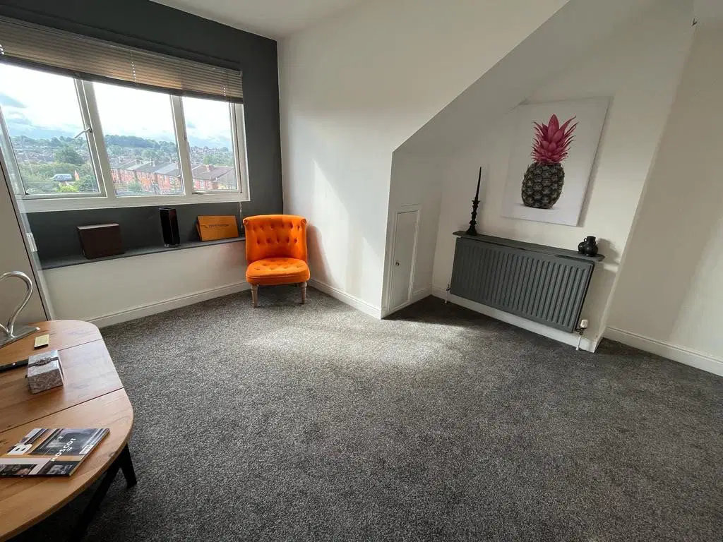 Room Austhorpe Road in Leeds