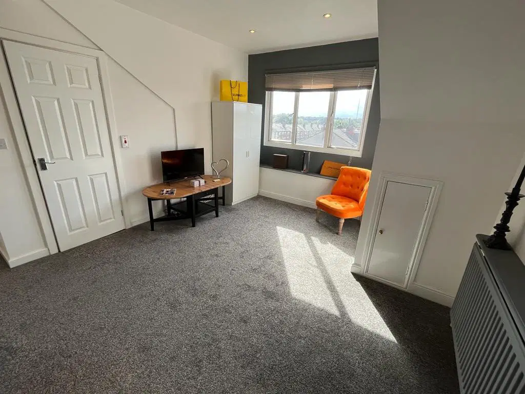 Room Austhorpe Road in Leeds