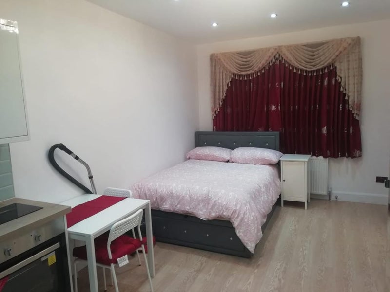 Flat Abbotswood Gardens in Greater London