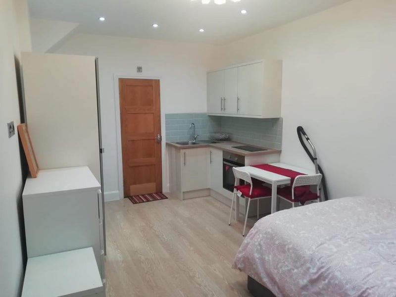 Flat Abbotswood Gardens in Greater London