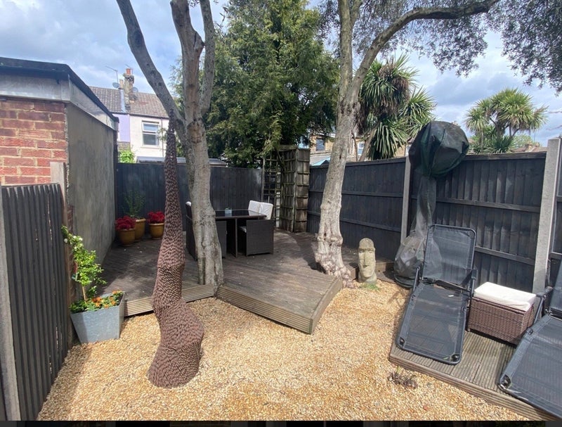 Room Fearon Street in Greater London
