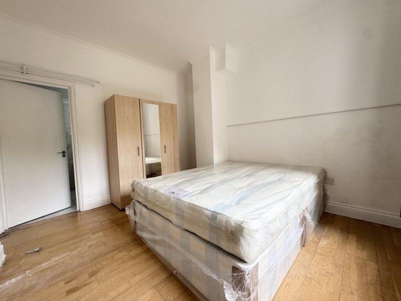 Flat Jackson Road in Greater London