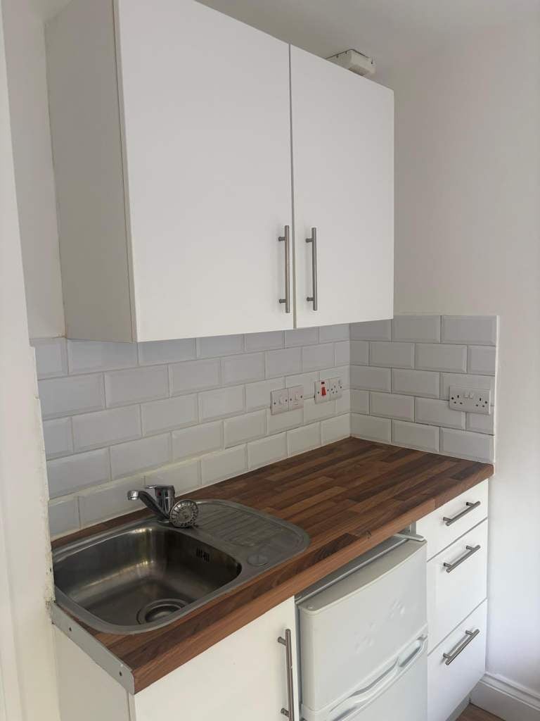 Room Pomfret Avenue in Luton