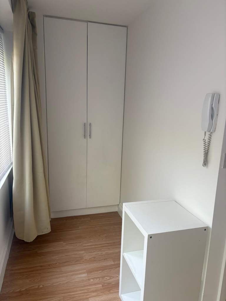 Room Pomfret Avenue in Luton