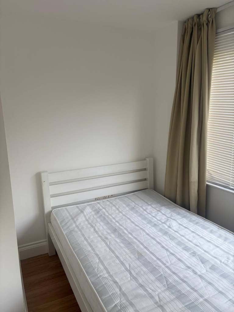 Room Pomfret Avenue in Luton
