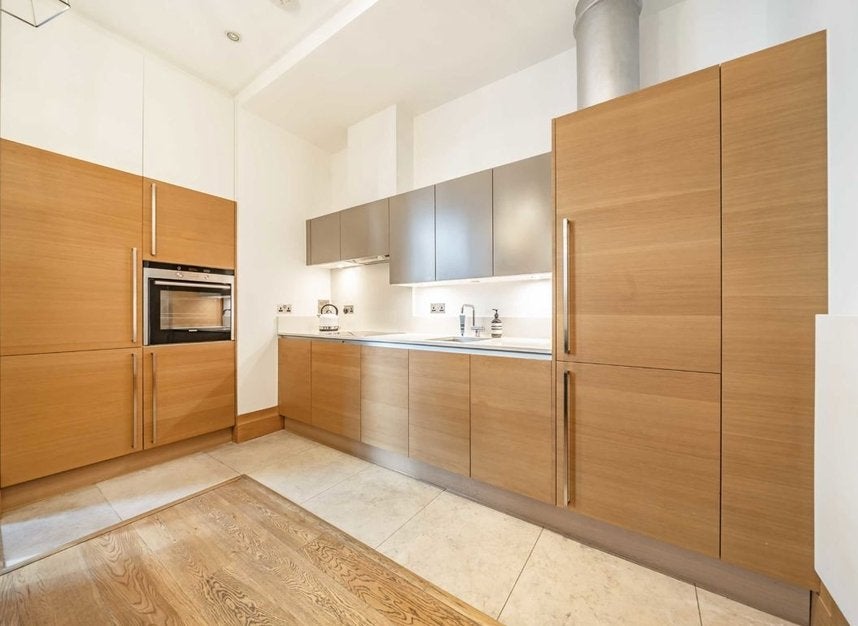 Flat Leman Street in Greater London