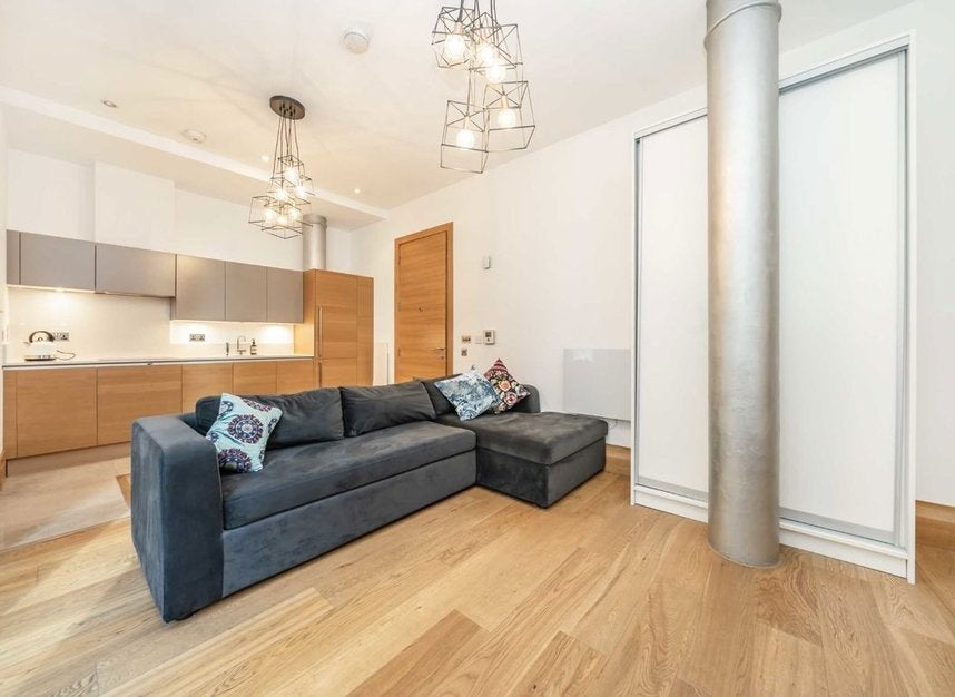 Flat Leman Street in Greater London