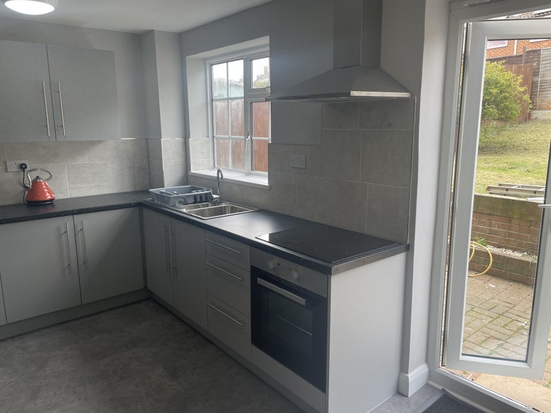 Room Sherwood Drive in Melton