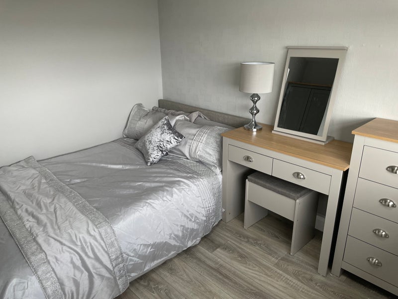 Room Sherwood Drive in Melton