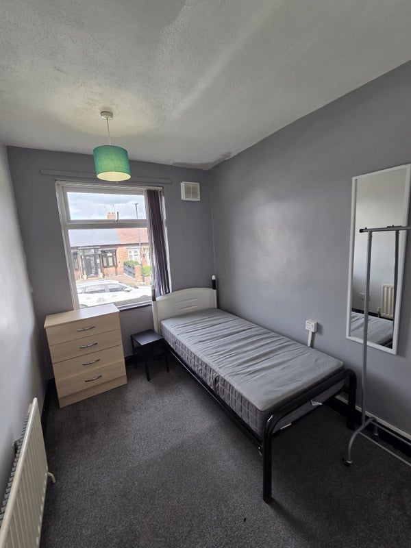 Room Ovington Grove in Newcastle upon Tyne