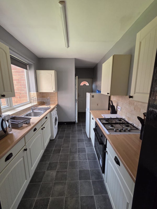 Room Ovington Grove in Newcastle upon Tyne
