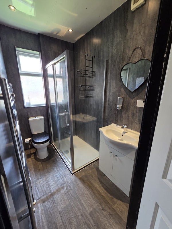 Room Ovington Grove in Newcastle upon Tyne