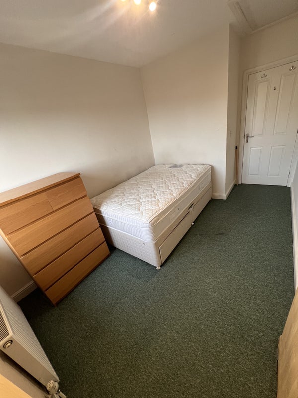 Room Maelog Road in Cardiff