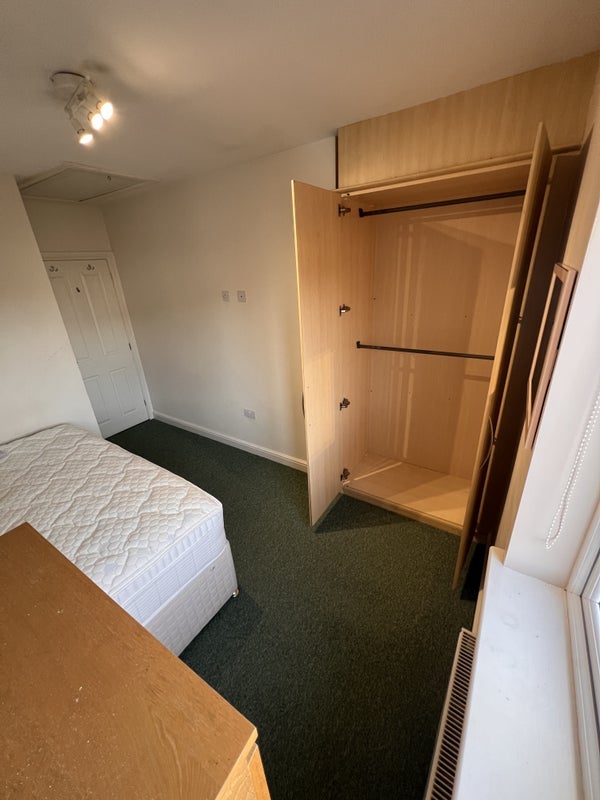 Room Maelog Road in Cardiff