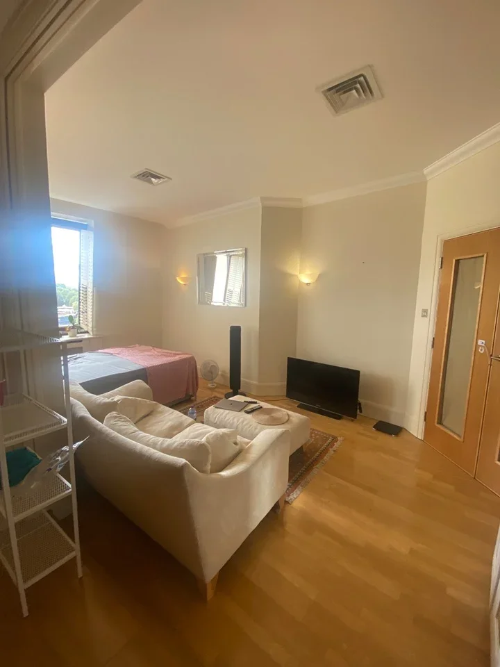 Room Belvedere Road in Greater London