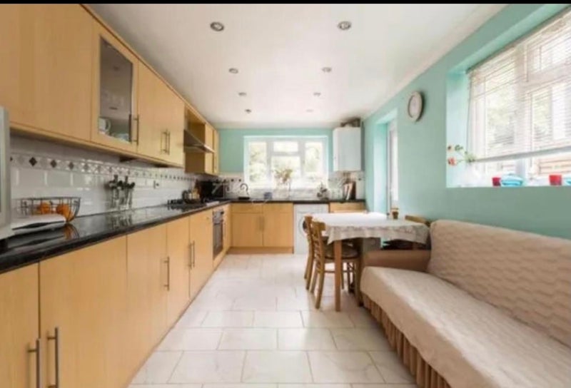 Room Clifden Road in Greater London
