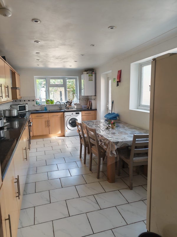 Room Clifden Road in Greater London