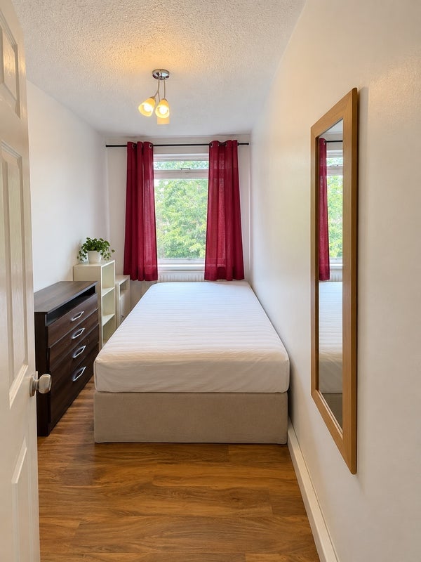 Room Breasley Close in Greater London