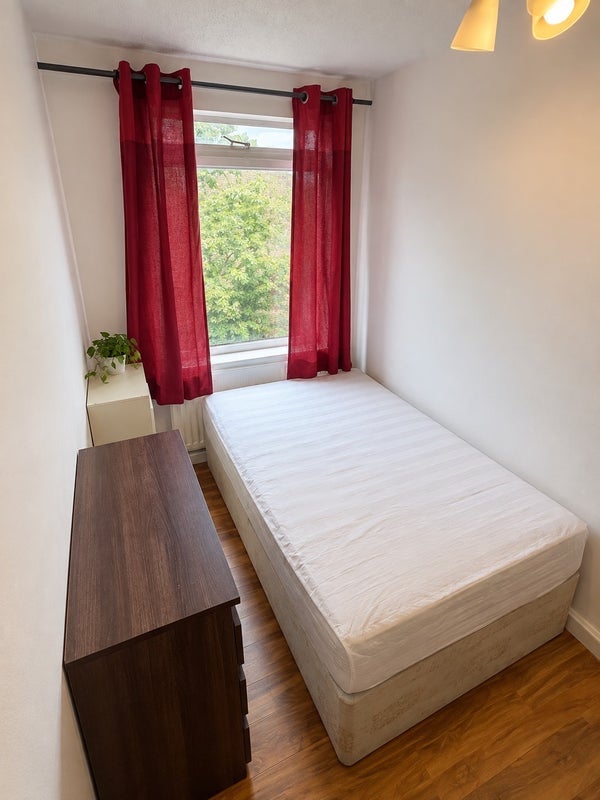 Room Breasley Close in Greater London
