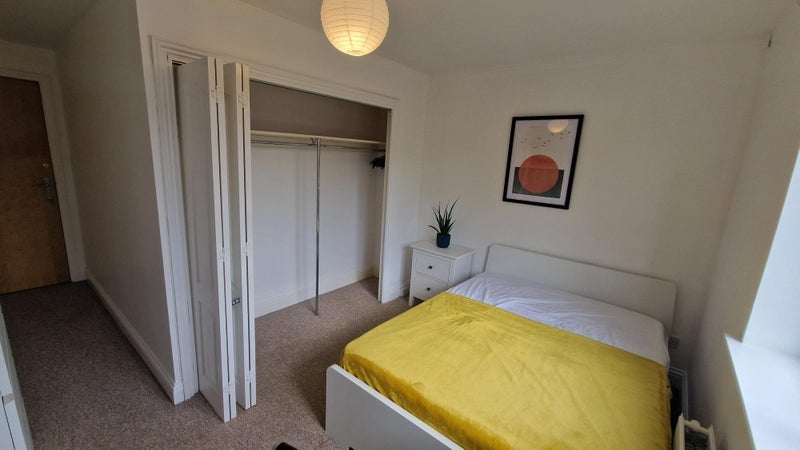 Room Manor Gardens in Greater London