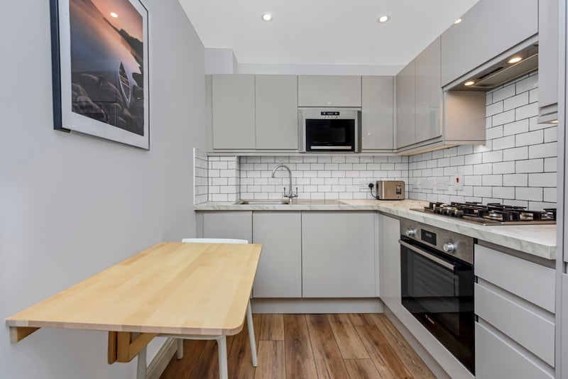 Room Manor Gardens in Greater London