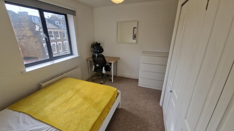 Room Manor Gardens in Greater London