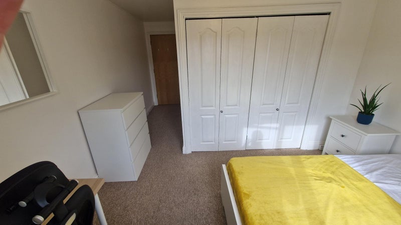 Room Manor Gardens in Greater London