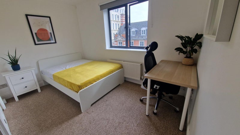 Room Manor Gardens in Greater London