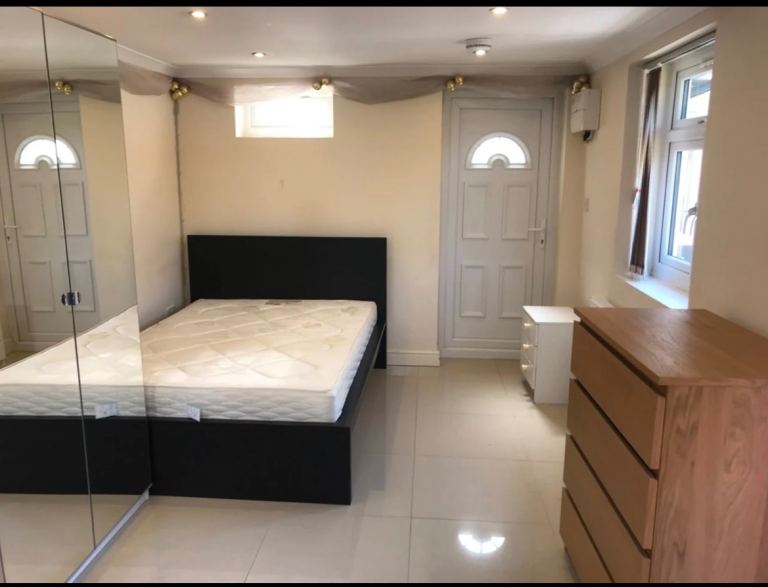 Flat Great South West Road in Greater London