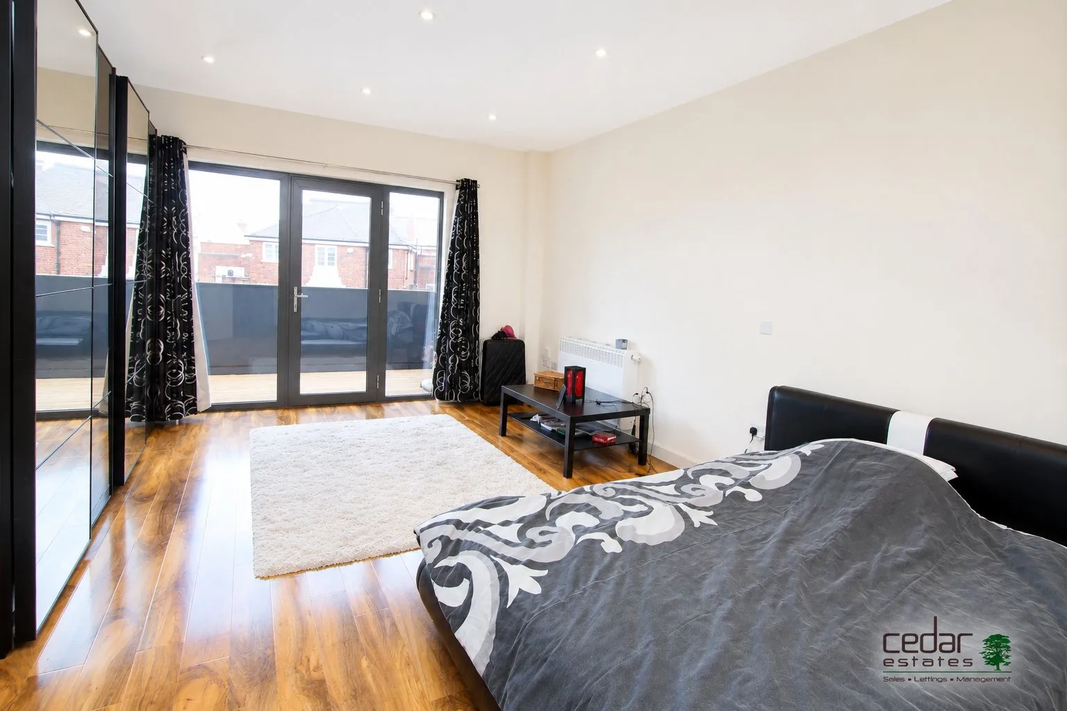 Flat Imperial Drive in Greater London