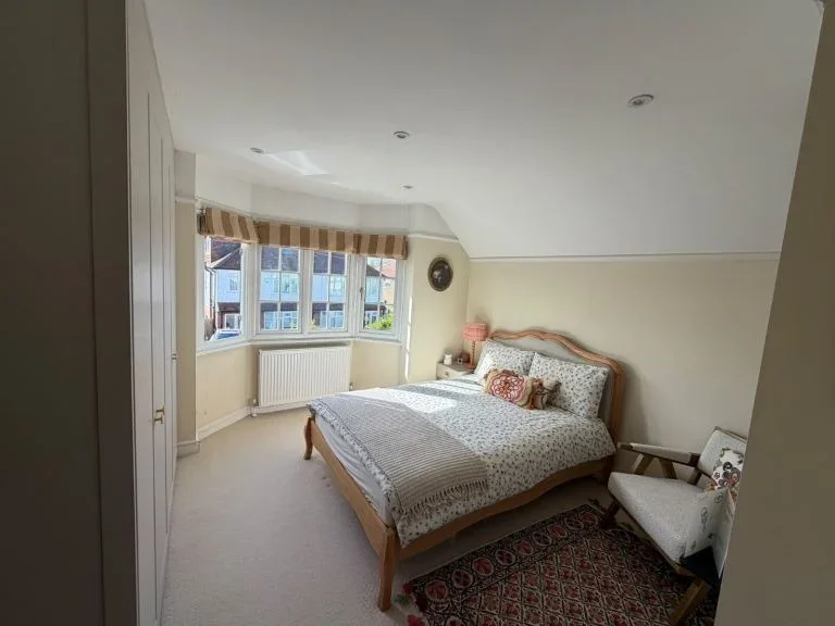 Room Bracken Road in Maidenhead