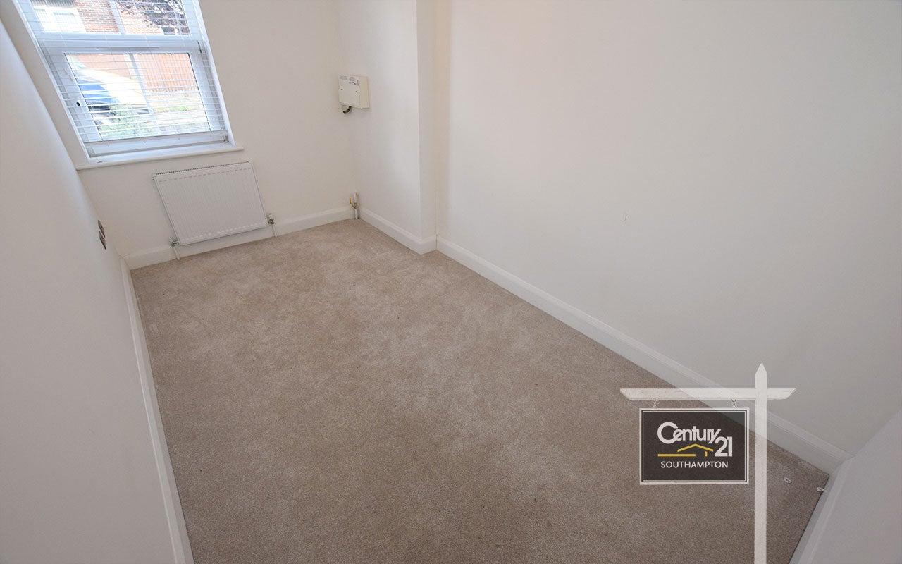 Flat Swaythling Road in Southampton