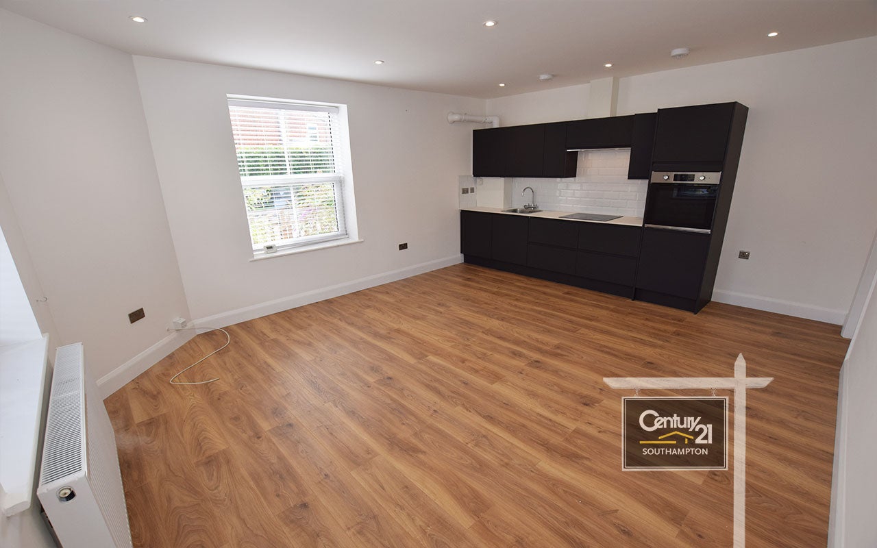 Flat Swaythling Road in Southampton