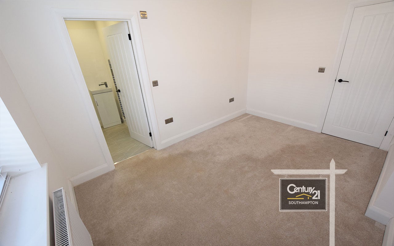 Flat Swaythling Road in Southampton