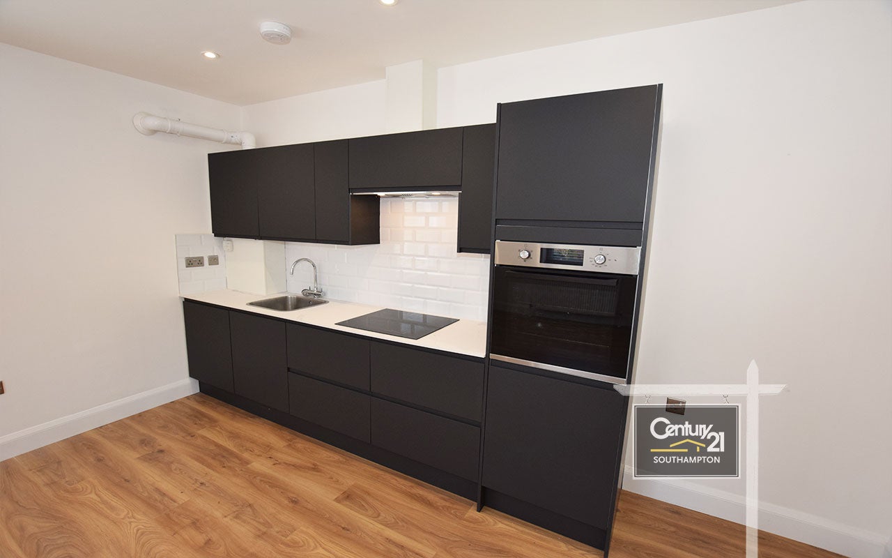 Flat Swaythling Road in Southampton