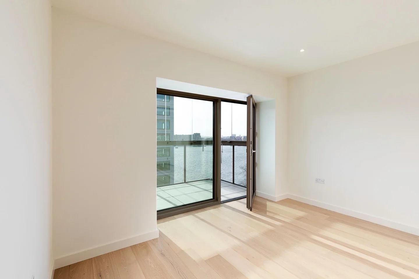 Flat Riverside Walk in Greater London