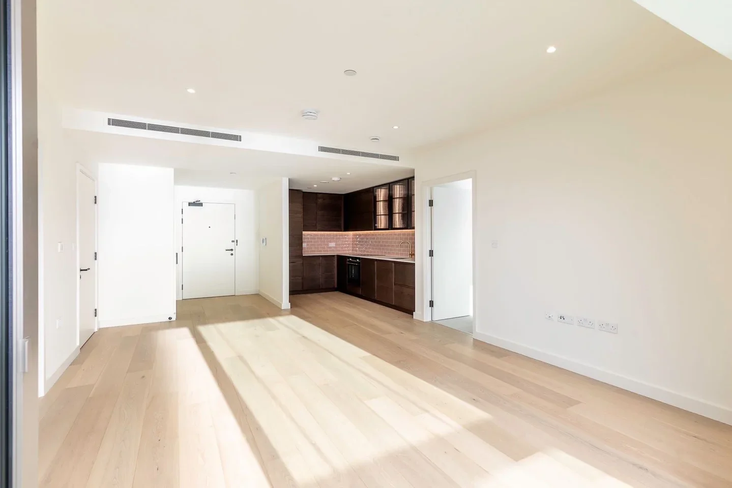 Flat Riverside Walk in Greater London