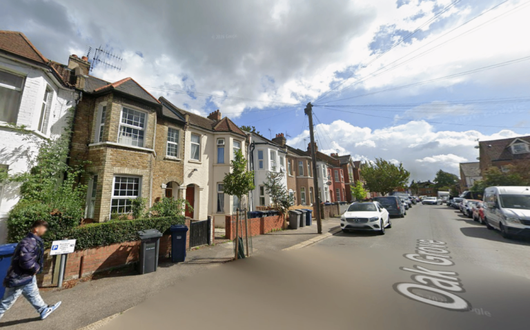 Flat Oak Grove in Greater London