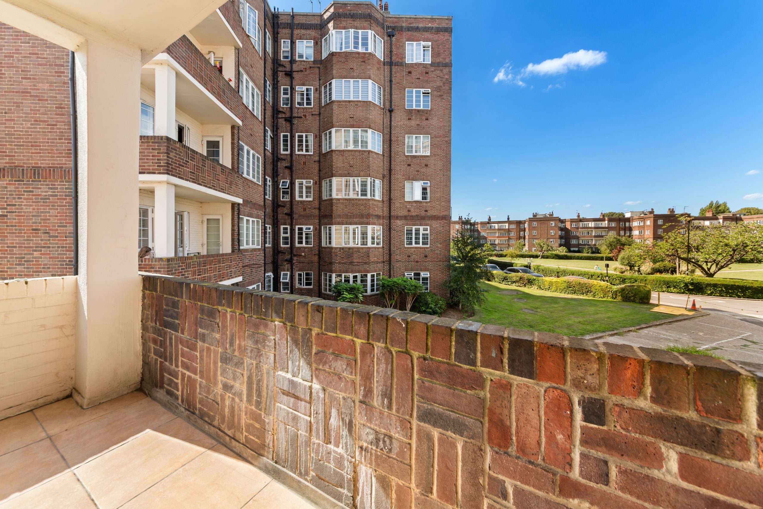 Flat Chiswick Village in Greater London